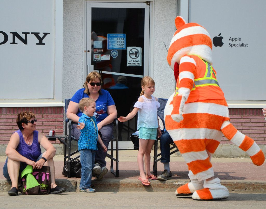 Kids give the credit union's Fat Cat high fives!