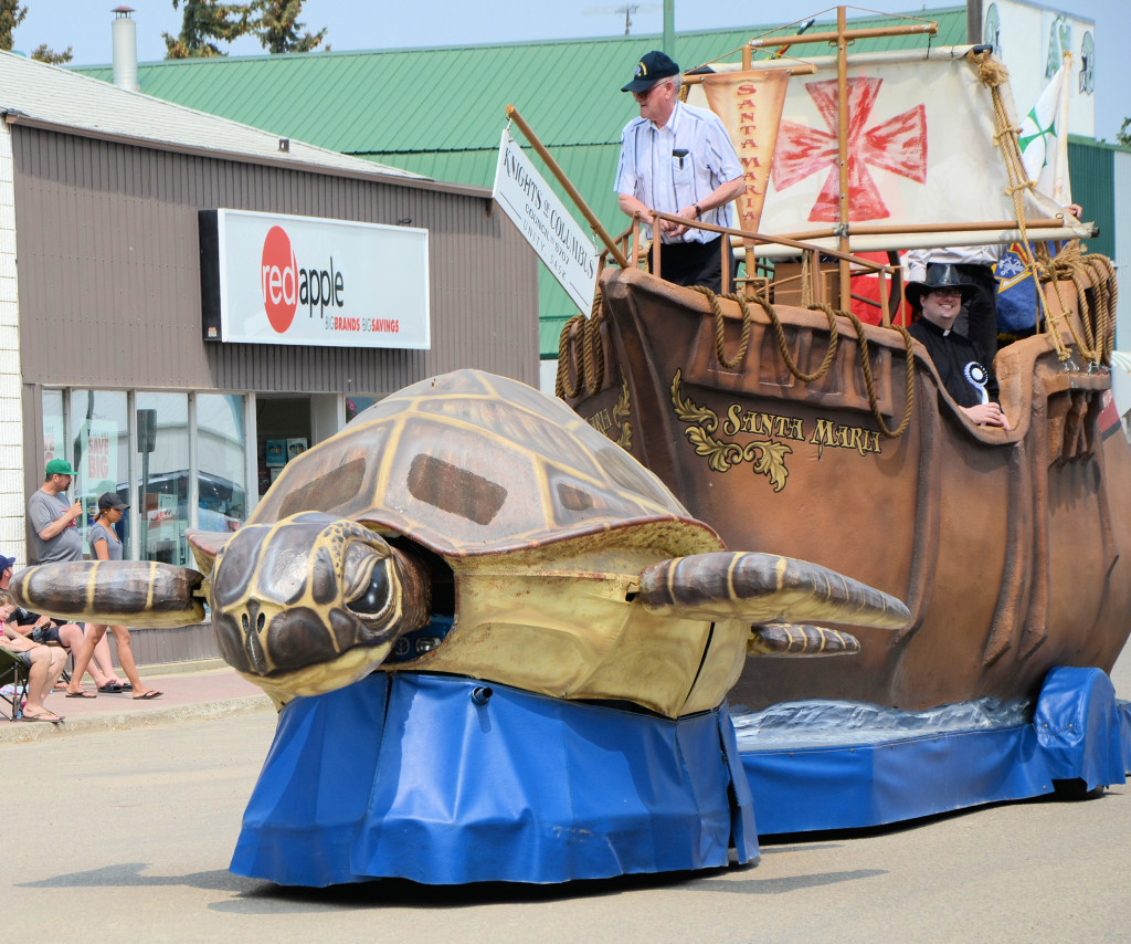 The always awesome Unity Knights of Columbus turtle & Santa Maria ship, winning Best Non-Commercial Float.
